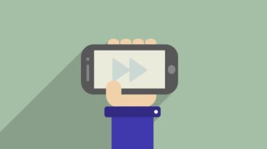 İleriye Arama ile bir telefonu tutan el