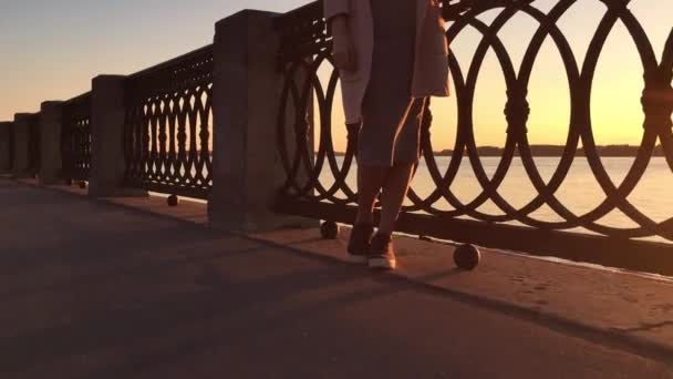 Mädchen am Wasser bei Sonnenuntergang — Stockvideo