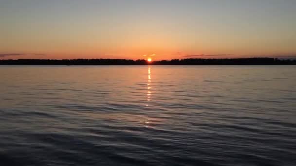 Puesta de sol en el río — Vídeos de Stock