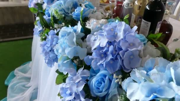 Rosas azules decoración de la boda — Vídeos de Stock