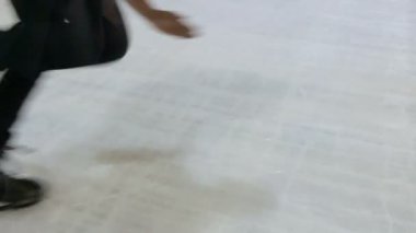 Adam yerinde paten üzerinde çalışır