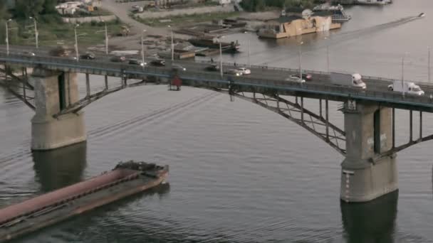 Lastfartyg som flyter under bron — Stockvideo