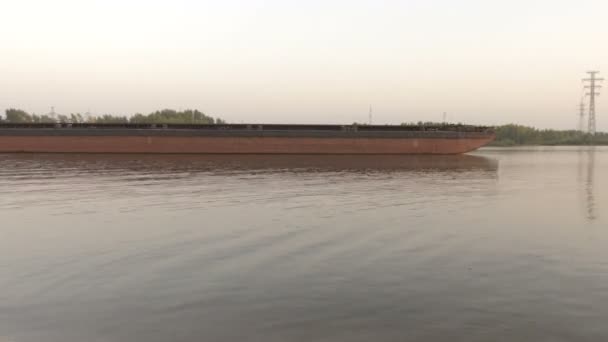 Uma grande barcaça flutua no rio. Close-up — Vídeo de Stock