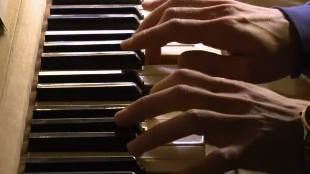 Pianist plays the piano. Hands clousup — Stock Video