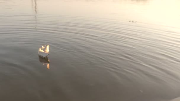 Паперовий човен горить — стокове відео