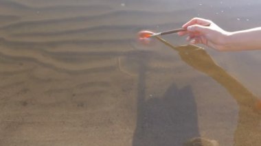 Suda kırmızı boya