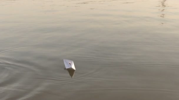 The paper boat burns — Stock Video
