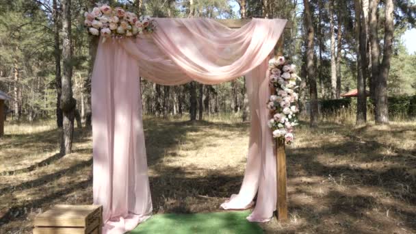 Düğün kemer ormanda — Stok video
