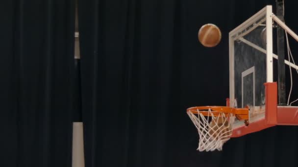 Lanciare palle nel cestino da basket — Video Stock