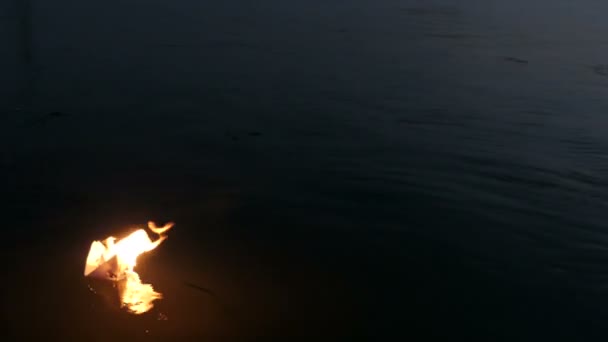 Le bateau en papier brûle 