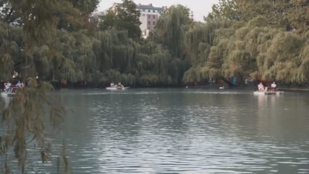 Vladikavkaz, Rusia - 2 de septiembre de 2018: La gente flota en un catamarán — Vídeo de stock