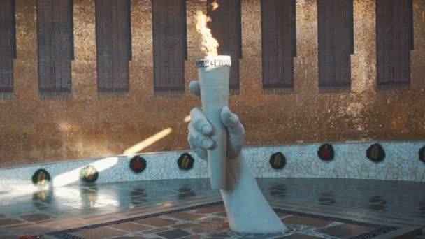Wolgograd, Russland - 4. September 2018: Skulpturenhand hält die ewige Flamme — Stockvideo