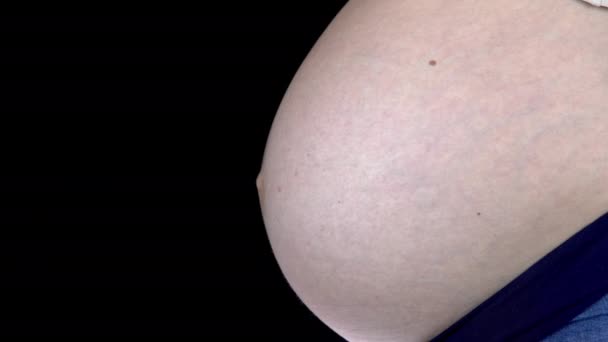 Läkaren mäter storleken på magen på en gravid kvinna. Ung kvinna med stor mage på inspektion hos läkaren — Stockvideo