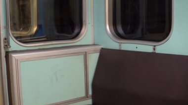 Hamile bir kadın metroya bindi. Eski metro vagonu.