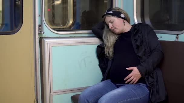 Una mujer embarazada se quedó dormida en un tren subterráneo. Antiguo vagón de tren del metro — Vídeo de stock