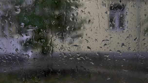 Regentropfen auf dem Glas. Tropfen fließen die gläserne Nahaufnahme hinunter. 4k — Stockvideo