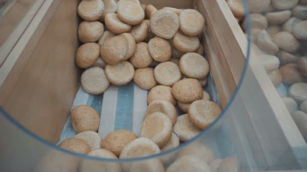 Los panecillos se encuentran en una caja en el mercado — Vídeos de Stock