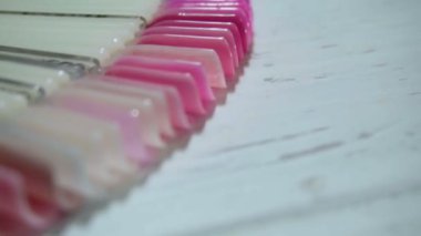 Kuaför maniküründeki çivilerin renk örnekleri