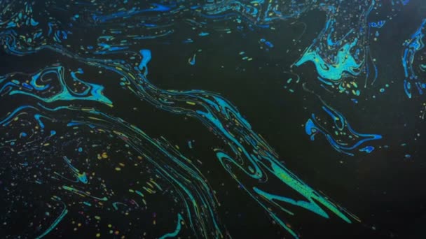 Suyun üzerindeyken renkli benzin lekesi — Stok video