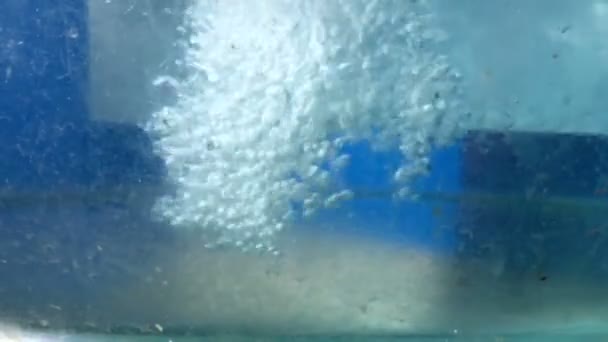 L'acqua viene versata nel serbatoio — Video Stock