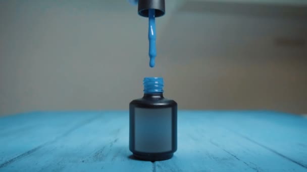 Esmalte de gel goteando en un frasco — Vídeos de Stock