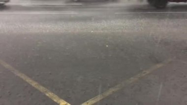 Sokakta sağanak yağış