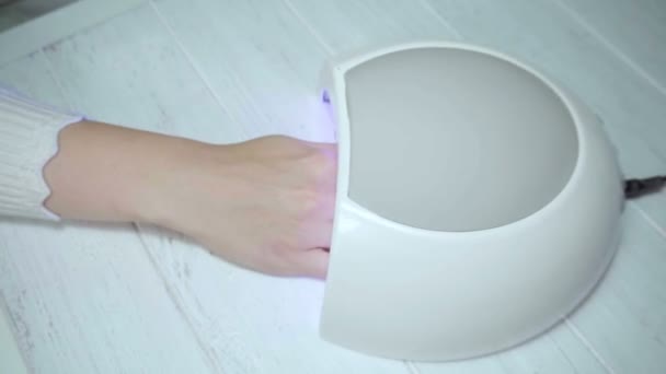 Suché nehty v infračervené lampě v manikúře salonu — Stock video