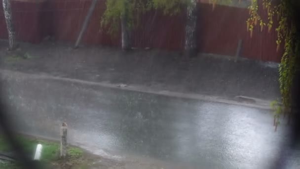 Draußen der Regen. Straßenblick aus dem Fenster — Stockvideo