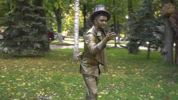 Samara, Rusia - 21 de septiembre de 2019: Un hombre pintado con pintura de bronce representa una estatua — Vídeo de stock