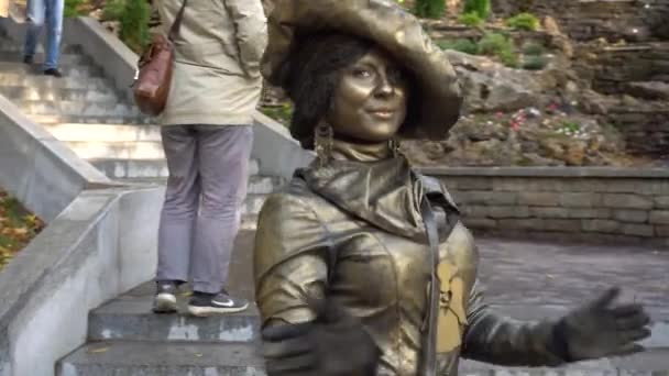 Samara, Rússia - 21 de setembro de 2019: Mulher pintada em tinta de bronze retrata uma estátua — Vídeo de Stock