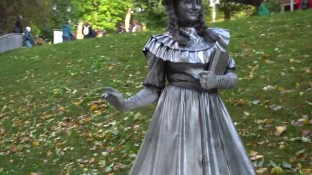 Самара, Росія - 21 вересня 2019: Жінка, пофарбована в срібну фарбу, зображає статую. — стокове відео
