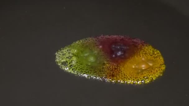 Osos de gelatina derretidos en una inversión de sartén — Vídeos de Stock
