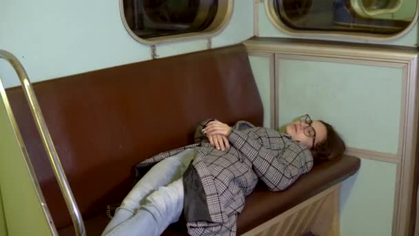 A young woman fell asleep on a subway train. Old subway car — Stock Video