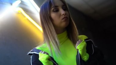Neon klapaların arkasında dans eden modaya uygun bir kız.