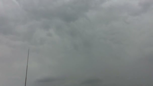 Un fulmine tra nuvole tempestose. Il fulmine colpisce lentamente — Video Stock