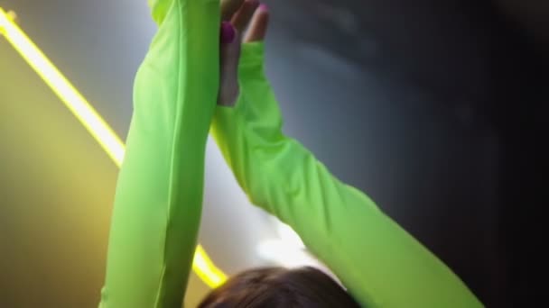 Fata la modă pe fundalul unei lămpi de neon — Videoclip de stoc