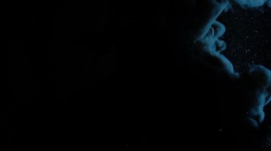 Yavaş çekimde suya gerçek siyah boya düşer. Mürekkep suyun altında dönüyor. Alfa ile kara arka planda izole edilmiş mürekkep çarpışması bulutu. Görüntüyü kapat