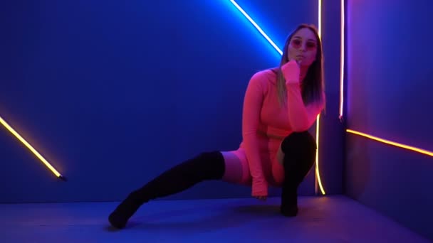 Fata la modă în haine roz pe fundalul lămpilor de neon — Videoclip de stoc