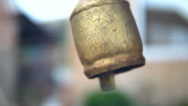 Mały dzwonek bijący z bliska — Wideo stockowe