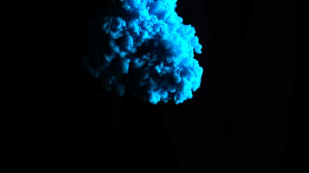 実際に撮影された青の塗料は、スローモーションで水に落ちます。水中で渦巻くインク。アルファと黒の背景に孤立したインク衝突の雲。ビューを閉じる — ストック動画
