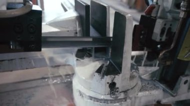 Metal bir boru için otomatik testere. Otomatik Bant Testere