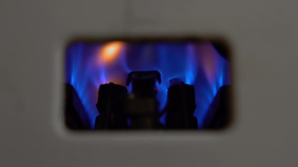 Газовый водонагреватель, зажженный фитилем. Синий огонь вблизи — стоковое видео