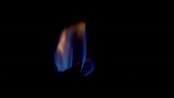 Газовий котел запалюється гнітом. Синій вогонь крупним планом — стокове відео
