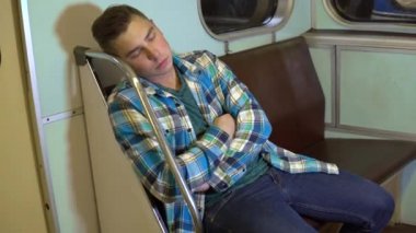 Genç bir adam metroda uyuyakaldı. Eski metro vagonu