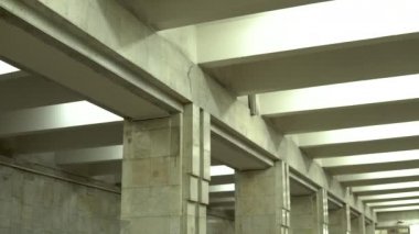 Büyük kolonları olan eski mermer metro koridoru.