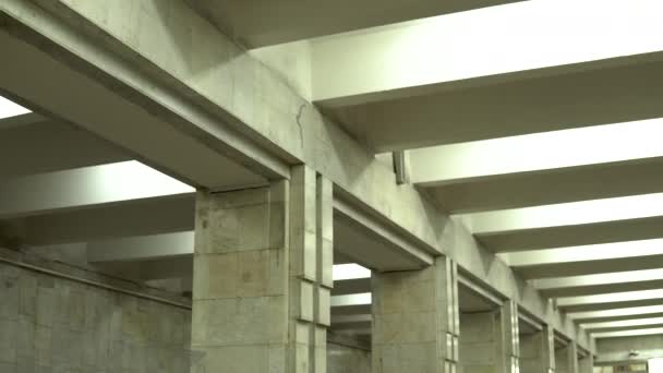 Büyük kolonları olan eski mermer metro koridoru. — Stok video