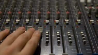 Sesi kontrol etmek ve ayarlamak için bir cihaz. Özel profesyonel ekipman