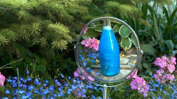 Blauw elixer in de fles wordt weerspiegeld in de spiegel — Stockvideo