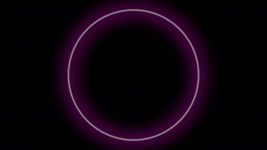 Siyah arkaplanda mor neon halkalar. Ritmik olarak görünür ve kaybolur. Döngü videosu. Hareket grafikleri