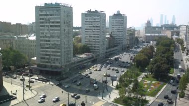 Moskova yolunda giden arabalar var. Yukarıdan bak. Bina ve Alleria civarında.